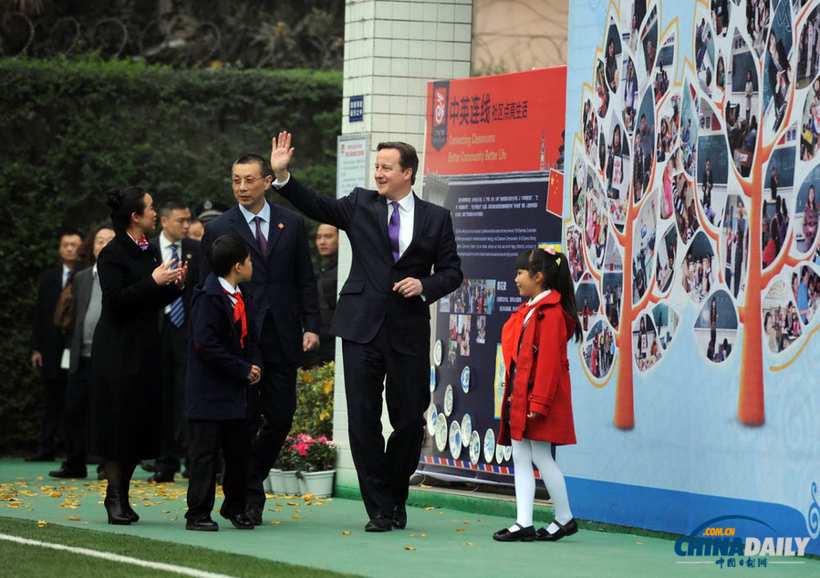 卡梅倫訪問成都 與中國小學(xué)生交流互動、打乒乓球