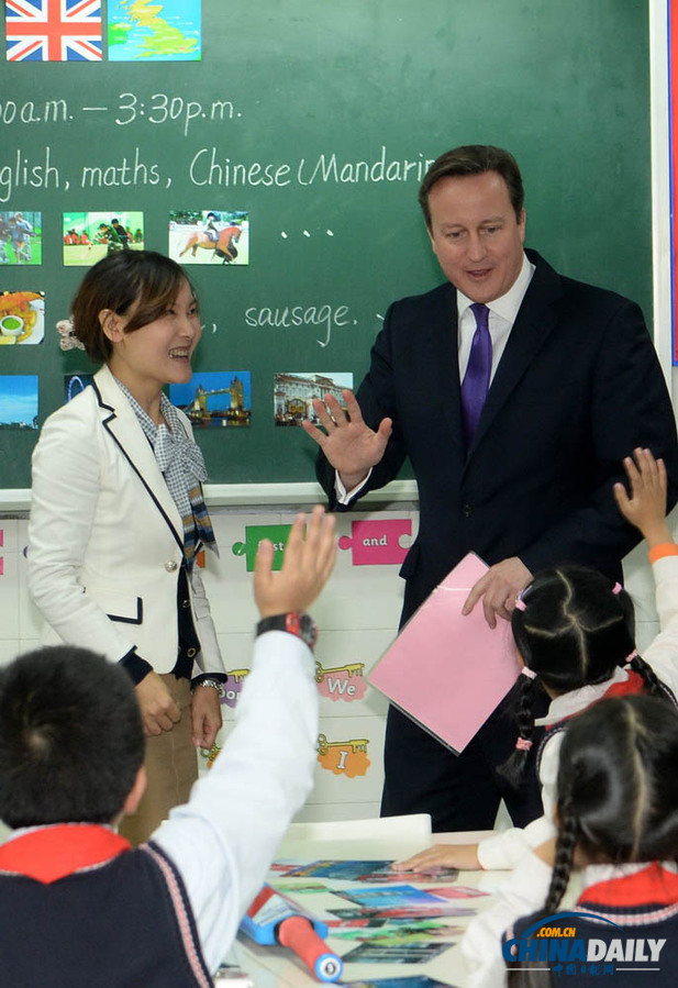 卡梅倫訪問成都 與中國小學生交流互動、打乒乓球