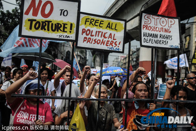 菲律賓民眾焚燒總統(tǒng)阿基諾模型 紀(jì)念國際人權(quán)日