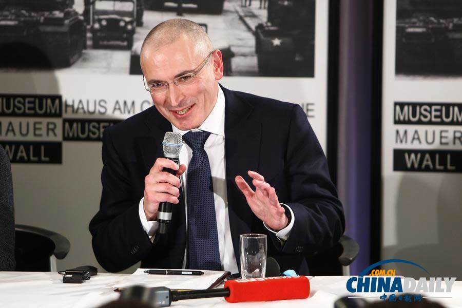 俄前首富稱無(wú)心與普京權(quán)斗 重獲自由喜笑開顏