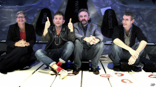 看歌劇最新著裝：牛仔褲加球鞋