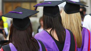 英國人上大學(xué) 亞裔和黑人比白人更積極