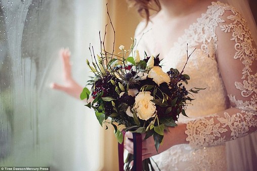 英國新人冒雨結(jié)婚 賓客蹚水赴宴