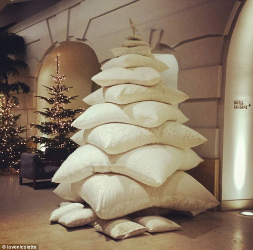 還在擺放傳統(tǒng)的圣誕樹(shù)？快來(lái)試試圣誕“枕”、圣誕“書(shū)”和圣誕“花”！