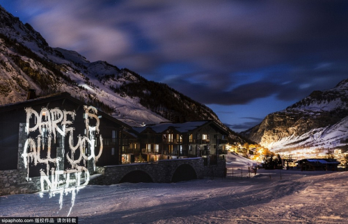 法驚現(xiàn)人臉燈光投影 巖石樹(shù)木皆成藝術(shù)品