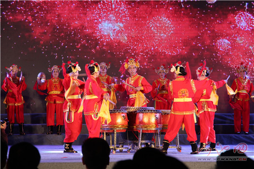 Retired cadres celebrate CPC congress with performances