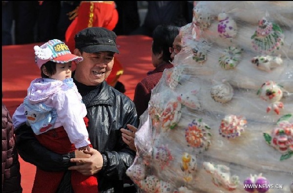 Huge steamed breads on show in Shanxi