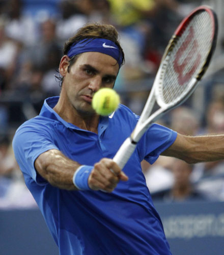 Roger Federer of Switzerland hits a return to Tommy Robredo of Spain at the U.S. Open tennis championships in New York September 2, 2013. Federer knocked out of US Open by Robredo