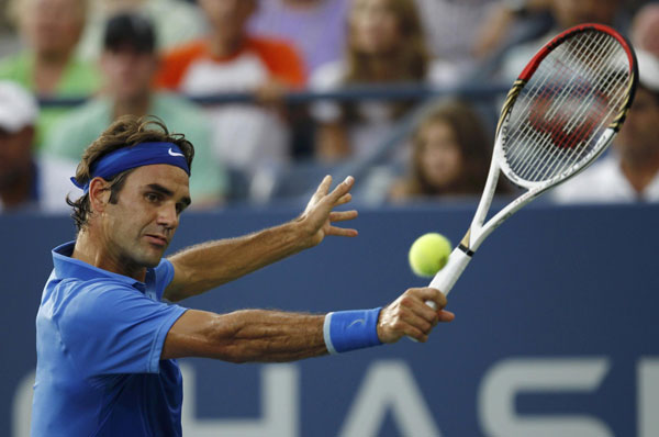 Roger Federer of Switzerland hits a return to Tommy Robredo of Spain at the U.S. Open tennis championships in New York September 2, 2013. Federer knocked out of US Open by Robredo