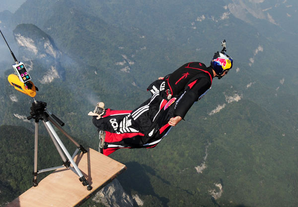 Colombian wingsuiter Jhonathan Florez, the champion of the Second World Wingsuit Championship, starts his flight at Tianmen Mountain in Zhangjiajie, Hunan province, on Sunday. Guo Liliang / for China Daily Colombian takes wingsuit crown