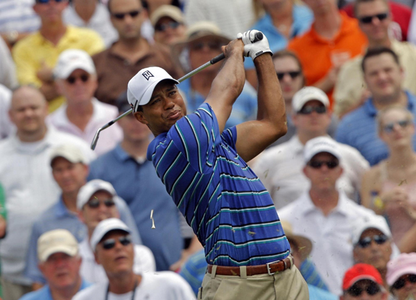 球員錦標賽：兩人66桿領先 伍茲與菲爾70桿