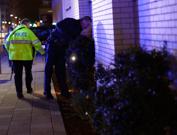 Police officers search around buildings at the Massachusetts Institute of Technology (MIT) near where a police officer was reportedly shot in Cambridge, Massachusetts April 18, 2013. Police officer shot dead at MIT